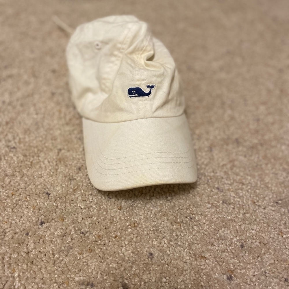 A white vineyard vines hat